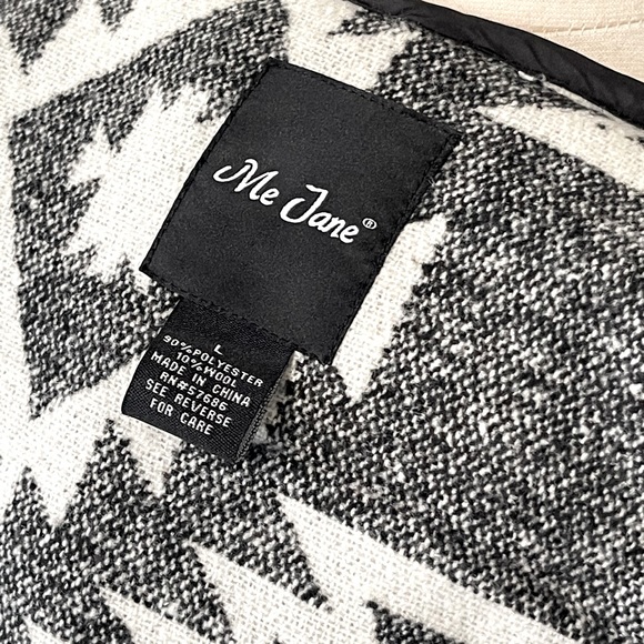 Me Jane Womens Tribal Pattern Vest w/ Pockets Size Large Gray & White in Color - Picture 3 of 6